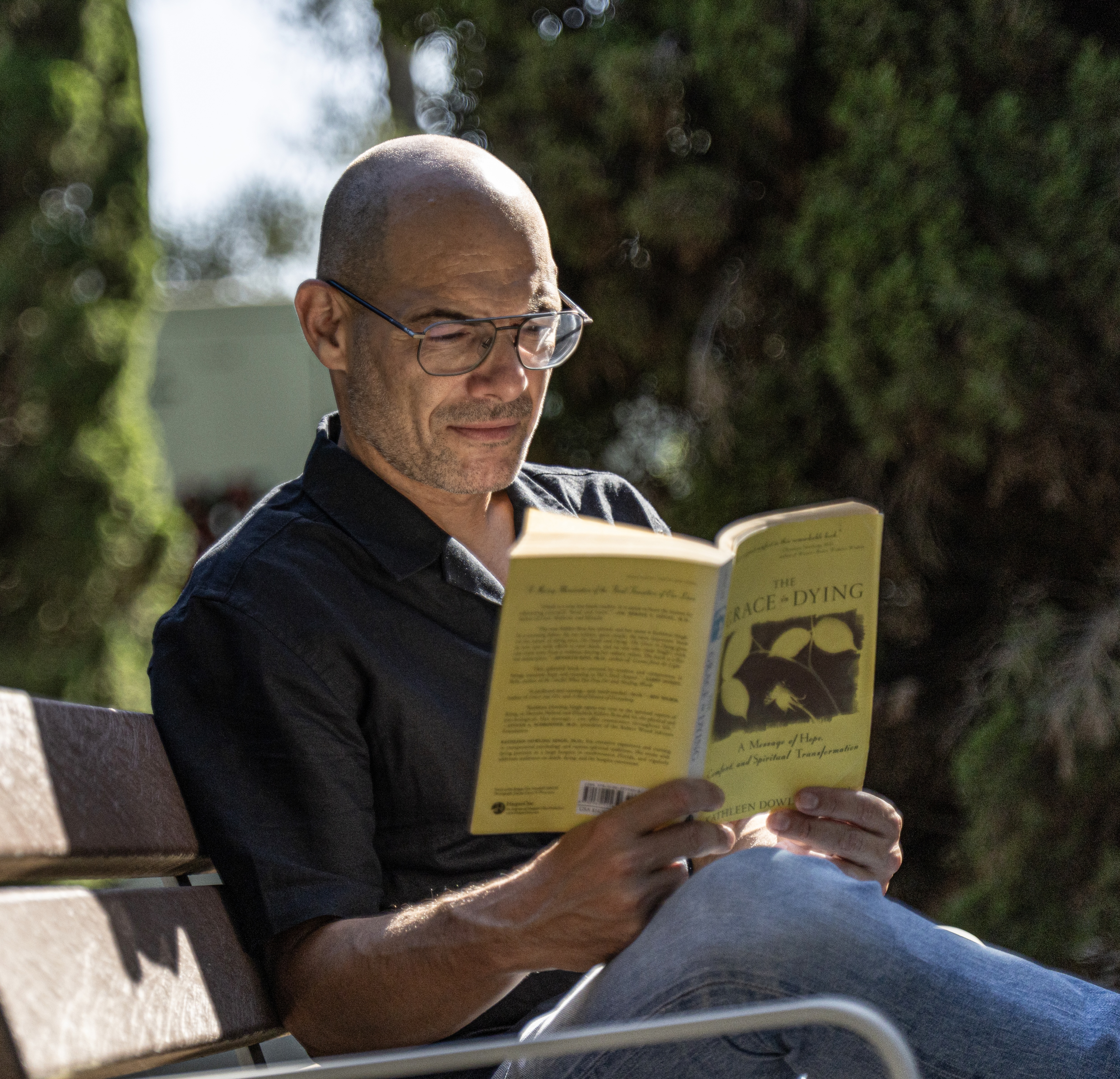Alex leyendo The Grace in Dying, de Kathleen Dowling-Singh